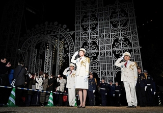 阪神・淡路大震災の犠牲者を悼み、神戸ルミナリエの消灯式で敬礼する警備員ら＝２日夜、神戸市中央区の東遊園地（撮影・風斗雅博）