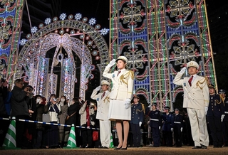 阪神・淡路大震災の犠牲者を悼み、神戸ルミナリエの消灯式で敬礼する警備員ら＝２日夜、神戸市中央区の東遊園地（撮影・風斗雅博）