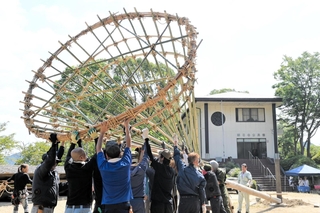 お盆の伝統行事「火揚げ」の準備をする住民ら＝２０２４年８月、姫路市勝原区朝日谷