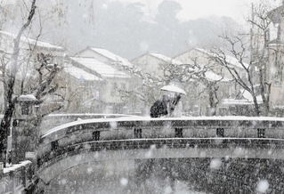 雪が舞う城崎温泉街＝１月９日、豊岡市城崎町