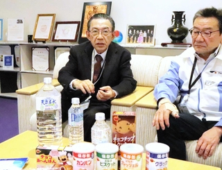 震災当時の経験を振り返るブルボンの吉田康社長（左）と宝島哲央さん＝新潟県柏崎市（同社提供）