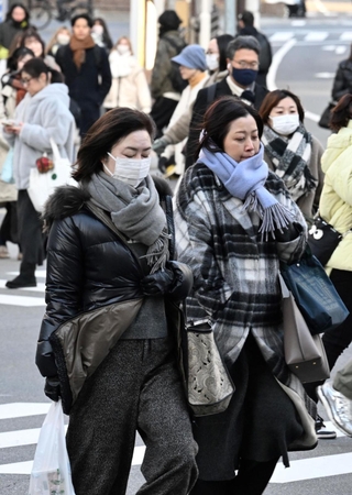 防寒具に身を包み通勤する人たち＝４日午前、神戸市中央区（撮影・斎藤雅志）