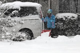 車の屋根にも雪が積もった＝４日午前、兵庫県香美町（撮影・長谷部崇）