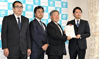 県政改革調査特別委員会の報告書を斎藤元彦兵庫県知事（右端）に手渡す浜田知昭議長（右から２人目）ら＝県庁