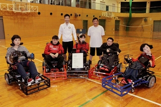 兵庫県代表として全国障害者スポーツ大会に出場し、優勝したレッドイーグルス兵庫の選手とスタッフたち＝小野市匠台