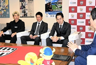 兵庫県から「誉」賞を贈呈され、斎藤元彦知事（右）と懇談するヴィッセル神戸の（左から）大迫勇也選手、吉田孝行監督、千布勇気社長＝県庁