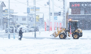 雪が積もった豊岡市の市街地＝５日午前、同市正法寺