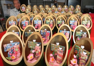 竹筒の中でめおとびなが寄り添う「かぐやびな」＝兵庫県上郡町高田台６