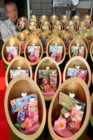 竹筒の中で夫婦びなが寄り添う「かぐやびな」＝兵庫県上郡町高田台６