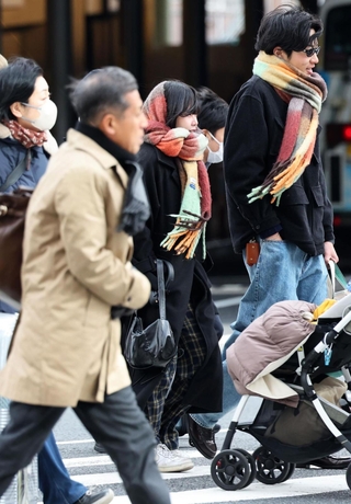 肩をすぼめて底冷えの市街地を歩く人たち。ＪＲ三ノ宮駅周辺でも時折、小雪が舞った＝６日午後、神戸市中央区（撮影・小林良多）