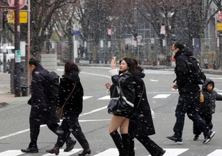 寒気の影響で雪が舞った神戸市街地＝６日午後、神戸市中央区（撮影・中西幸大）