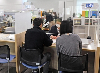 開庁時間が見直される三田市役所の窓口＝三田市三輪２（撮影・尾仲由莉）