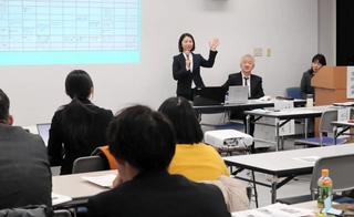 ＮＩＥの実践例が報告された会合＝いずれも神戸市中央区東川崎町１