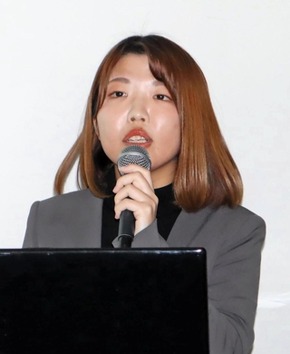 阪神・淡路大震災を語り継ぐ重要性について講演する神戸新聞の中村有沙記者