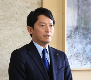兵庫県知事選を巡り、ＰＲ会社の関係先が県警に捜索されたことを受け、報道陣の取材に応じる斎藤元彦知事＝７日午後、県庁