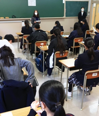 試験開始を待つ受験生ら＝１０日午前、神戸市中央区諏訪山町、神戸山手女子高