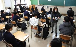 問題用紙が配布される中、試験開始を待つ受験生ら＝１０日午前、神戸市中央区諏訪山町、神戸山手女子高