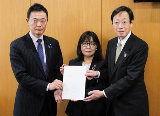 ＰＦＡＳ問題で環境省の中田宏副大臣（左）に要望書を提出した神戸市の久元喜造市長（右）と明石市の丸谷聡子市長（中央）＝東京都千代田区