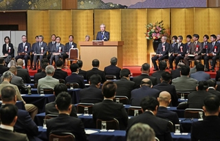 兵庫県内の販売店所長が集った神戸新聞販売店大会＝１１日午前、神戸市中央区波止場町、ホテルオークラ神戸（撮影・長嶺麻子）