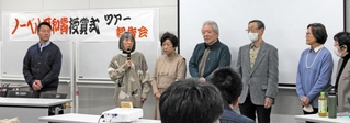 ノーベル平和賞授賞式の報告をする兵庫県被団協や県被爆二世の会のメンバー＝神戸市中央区東町、区文化センター