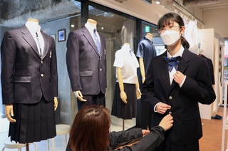 神戸モデル標準服の採寸をする児童。供給不足で、入手困難な状況になっている＝神戸市中央区磯上通４、カンコーショップ神戸（撮影・鈴木雅之）