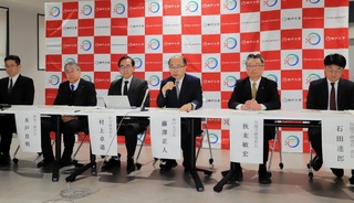 医学系研究科の設置方針を発表する神戸大の藤澤正人学長（右から３人目）ら＝１２日午後、神戸市灘区六甲台町