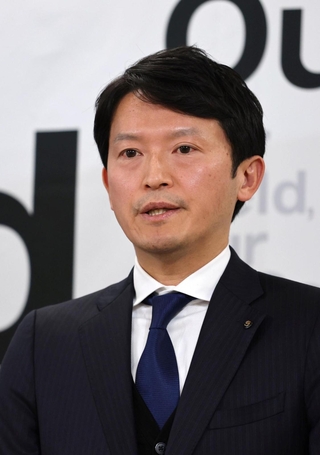 定例会見で記者の質問に答える兵庫県の斎藤元彦知事＝１３日午後、神戸市中央区、兵庫県庁（撮影・小林良多）