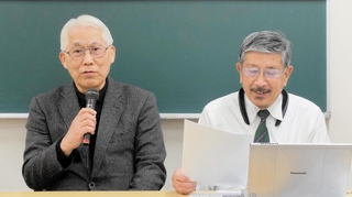 「世界に憲法９条の価値を訴えたい」と話す村田充八さん（左）と岩村義雄さん＝神戸市中央区中山手通４