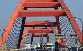 特徴的な２連アーチが目を引く灘大橋＝神戸市東灘区御影塚町１