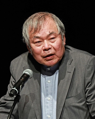 「大震災３０年～震災を振り返り、これからの災害に立ち向かう」の題で講演する室崎益輝・神戸大名誉教授＝８日午後、神戸市中央区浪花町、神戸朝日ホール（撮影・長嶺麻子）
