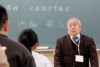 夜間中での学びや映画について語る西畑保さん＝尼崎市東園田町８、尼崎市立園田東小学校