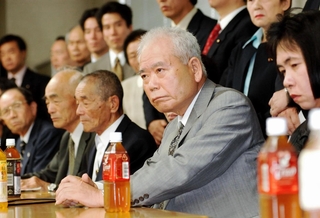 拉致議連総会に出席し、厳しい表情を見せる有本明弘さん（右から２人目）＝２００２年９月、東京・衆議院第二議員会館