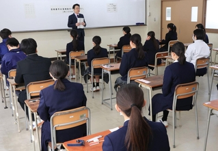 神戸学園都市高の推薦入試で、試験の諸注意に耳を傾ける受験生たち＝１７日午前、神戸市西区学園西町６