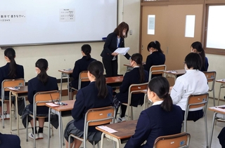 神戸学園都市高の推薦入試で、問題用紙が配布されるのを待つ受験生たち＝１７日午前、神戸市西区学園西町６