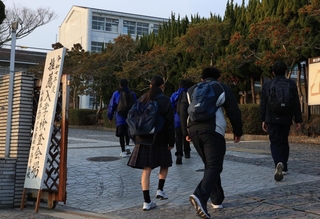 神戸学園都市高の推薦入試で会場入りする中学生ら＝１７日午前、神戸市西区学園西町６