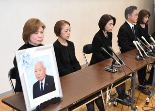 会見に臨む有本明弘さんの遺族＝１７日午後、神戸市内（撮影・大田将之）