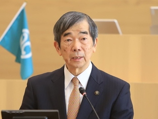 伊丹市議会定例会で退任を表明する藤原保幸市長＝伊丹市千僧１