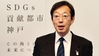 神戸市の２０２５年度当初予算案について説明する久元喜造市長＝１７日午後、神戸市中央区加納町６、神戸市役所（撮影・長嶺麻子）