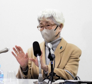 有本明弘さんの死去を受け、会見で思いを述べる横田早紀江さん＝川崎市内