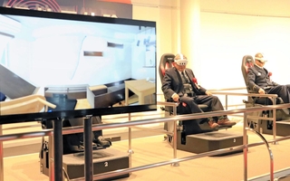 手前のモニターに映る映像をＶＲゴーグルで見ながら体験する＝淡路市小倉