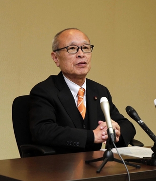 政治倫理審査会の設置について説明する姫路市議会の宮下和也議長＝姫路市役所