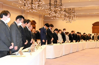 兵庫県議会本会議の開会前、１月に亡くなった竹内英明元県議を追悼するため黙とうする県議ら＝県公館