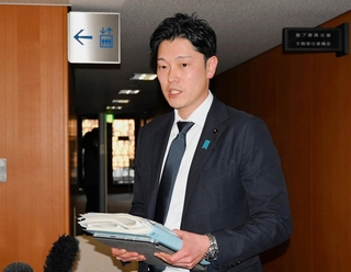百条委員会の協議会後、報道陣の取材に応じる奥谷謙一委員長＝県庁