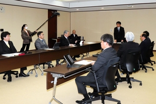 姫路市議会の高見千咲議員の交流サイト（ＳＮＳ）での投稿を巡って開かれた、市議会議員政治倫理審査会の初会合＝１９日午前、姫路市役所