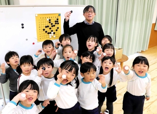 藤原克也六段に囲碁を教わった園児たち＝宝塚市仁川宮西町、仁川幼稚園（画像の一部を加工しています）