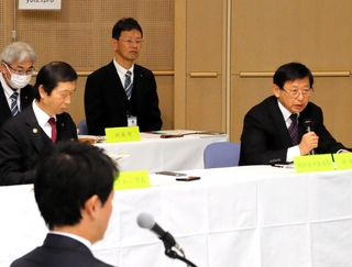 兵庫県や神戸市、空港関係者に意見を述べる上崎勝規洲本市長（右端）ら＝淡路夢舞台国際会議場