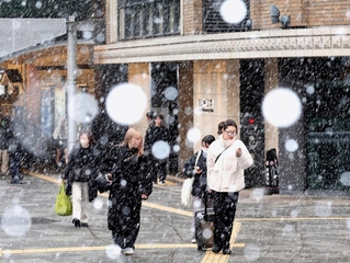 一時激しく雪が舞った神戸の市街地＝１９日午後、神戸市中央区加納町４（撮影・小林良多）
