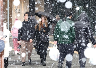 一時激しく雪が舞った神戸の市街地＝１９日午後、神戸市中央区加納町４（撮影・小林良多）