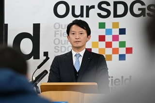 定例記者会見で報道陣からの質問に答える斎藤元彦知事＝１９日午後、兵庫県庁（撮影・風斗雅博）
