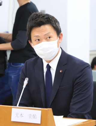 百条委員会の尋問に応じる光本圭佑氏＝１９日午後、尼崎市東七松町１（撮影・吉田敦史）